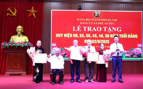 Xã Phú Xuyên tổ chức Lễ trao tặng Huy hiệu 60, 55, 50, 45, 40, 30 năm tuổi Đảng đợt 02/9/2025