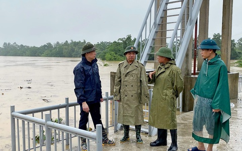 Phó Giám đốc Sở Nông nghiệp và Môi trường Hà Nội Nguyễn Đình Hoa kiểm tra thực tế trên các tuyến đê sung yếu công tác phòng chống và khắc phục ảnh hưởng cơn bão số 5 trên địa bàn xã Xuân Mai