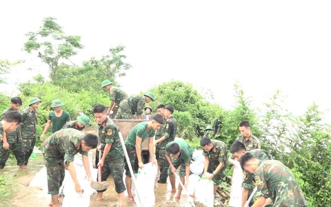 Xã Kiều Phú huy động thêm lực lượng quân đội đơn vị Trung đoàn 102 phối hợp xử lý sạt trượt đê bao đồng Vồng