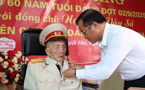 Trao Huy hiệu 60 năm tuổi Đảng cho đảng viên Nguyễn Văn Sử