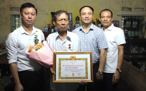 Các đồng chí lãnh đạo Đảng uỷ trao Huy hiệu Đảng tại nhà riêng cho các Đảng viên