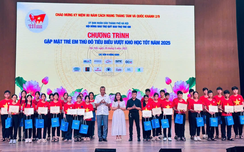 05 trẻ em xã Thường Tín được nhận quà tại chương trình “Gặp mặt trẻ em Thủ đô tiêu biểu vượt khó học tốt” năm 2025