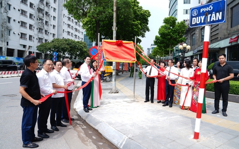 Phường Cầu Giấy: Gắn biển 3 tuyến phố an toàn thực phẩm và thương mại văn minh