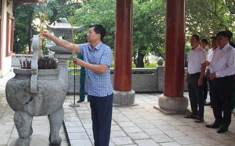 Đoàn đại biểu lãnh đạo xã dâng hương nhân kỷ niệm 80 năm ngày Quốc khánh (2/9/1945-2/9/2025), Tặng quà một số gia đình chính sách, người có công trên địa bàn xã.