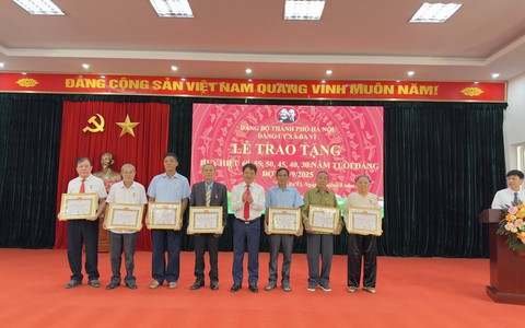 ĐẢNG BỘ XÃ BA VÌ LONG TRỌNG TỔ CHỨC LỄ TRAO HUY HIỆU ĐẢNG ĐỢT 02/9/2025