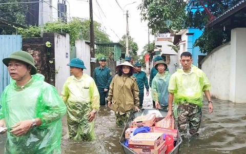 MTTQ xã Đoài Phương tặng quà hộ dân bị ngập do ảnh hưởng của cơn bão số 5