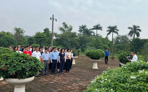 HỌC VIÊN LỚP ĐẢNG VIÊN MỚI KHÓA III/2025 DÂNG HƯƠNG CỐ TỔNG BÍ THƯ ĐỖ MƯỜI VÀ CHÙA HƯNG LONG