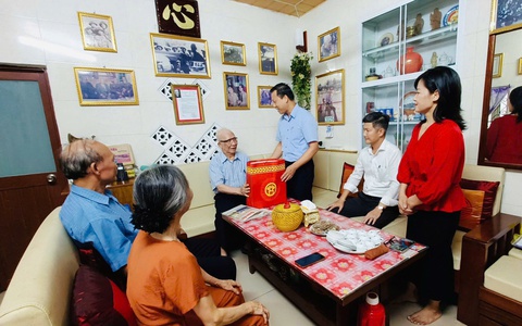 Lãnh đạo phường Từ Liêm thăm, tặng quà tri ân người có công nhân kỷ niệm 80 năm Quốc khánh