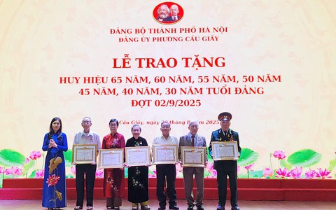 154 đảng viên phường Cầu Giấy nhận Huy hiệu Đảng đợt 2-9