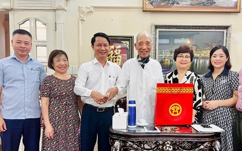 Phường Ngọc Hà thăm, tặng quà đồng chí Đoàn Duy Thành - Nguyên uỷ viên BCH Trung ương Đảng, cán bộ Tiền khởi nghĩa