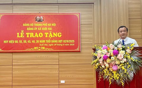 Xã Suối Hai tổ chức lễ trao huy hiệu Đảng đợt 2/9/2025