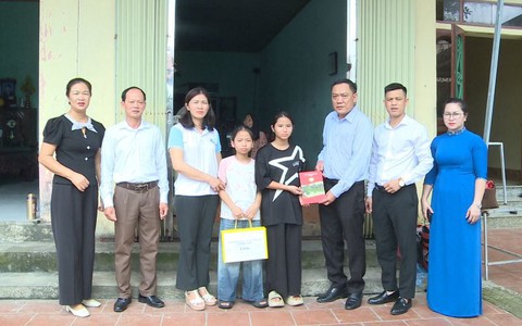 UỶ BAN MTTQ VIỆT NAM XÃ PHÚC LỘC TỔ CHỨC THĂM, TẶNG QUÀ GIA ĐÌNH CÓ HOÀN CẢNH ĐẶC BIỆT KHÓ KHĂN NHÂN DỊP QUỐC KHÁNH 2/9