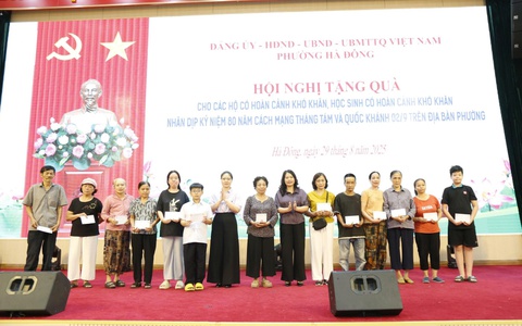 Phường Hà Đông tặng quà cho 193 gia đình, học sinh có hoàn cảnh khó khăn trên địa bàn