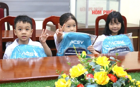 Trao 330 suất quà cho học sinh lớp 1 trường Tiểu học Thanh Xuân A và trường Tiểu học Thanh Xuân B