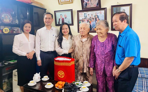 Phường Kim Liên thăm, tặng quà Người có công với cách mạng nhân kỷ niệm 80 năm Cách mạng Tháng Tám và Quốc khánh 2/9