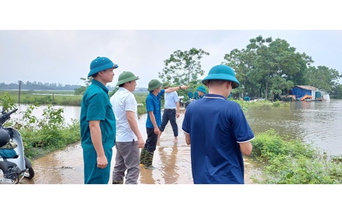 Xã Phú Nghĩa huy động lực lượng Dân quân tự vệ đắp chống tràn tuyến đê Bối tả Tích qua địa bàn thôn Quyết Hạ