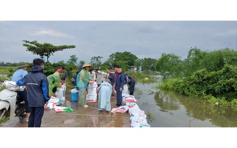 Phú Nghĩa tiếp tục huy động lực lượng Dân quân tự vệ và Nhân dân đắp bao tải chống tràn đoạn để Bối tả Tích thôn Quyết Hạ và đê tả Bùi đoạn thôn Trung Hoàng