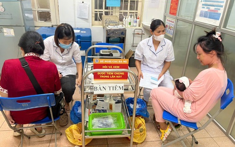 Trạm Y tế phường Hà Đông tổ chức tiêm chủng thường xuyên cho trẻ