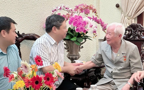 Thăm tặng quà người có công nhân kỷ niệm Quốc khánh nước Cộng hoà xã hội chủ nghĩa Việt Nam 2/9