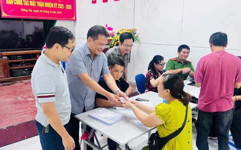 Người dân phường Hồng Hà phấn khởi nhận quà 100.000 đồng từ Chính phủ nhân dịp 2/9