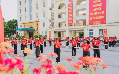 Ấn tượng màn đồng diễn của cán bộ, hội viên phụ nữ xã Quang Minh chào mừng 80 năm Quốc khánh