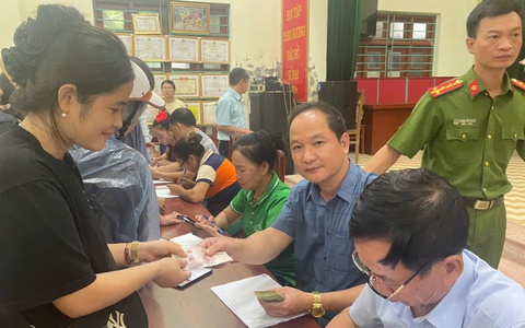 Nhân dân Hoà Xá phấn khởi, hồ hởi tới nhà văn hoá thôn nhận quà của Chính phủ nhân dịp kỷ niệm 80 năm Cách mạng tháng Tám và Quốc khánh 2/9
