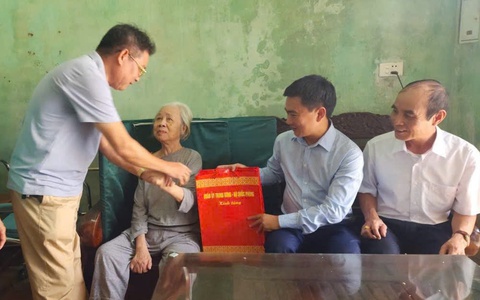 Phường Sơn Tây: Trao quà của Quân ủy Trung ương và Bộ Quốc phòng đến các hộ có hoàn cảnh khó khăn