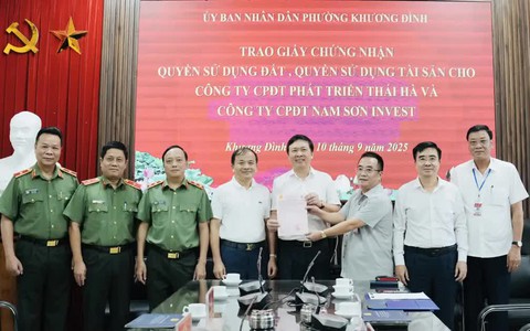 Khương Đình: Trao sổ đỏ đầu tiên sau khi vận hành chính quyền địa phương hai cấp