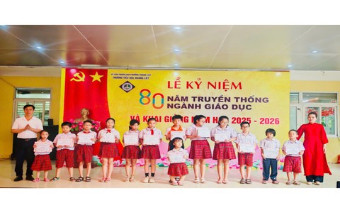 Trường Tiểu học Hoàng Liệt thực hiện lễ chào cờ đầu tiên của năm học mới và tặng quà cho các em học sinh có hoàn cảnh khó khăn