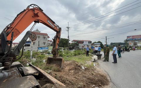 Xã Mê Linh ra quân giải tỏa hành lang an toàn Đê tả sông Hồng
