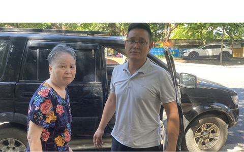Lực lượng an ninh trật tự cơ sở phường Chương Mỹ kịp thời giúp đỡ cụ bà bị lẫn về với gia đình