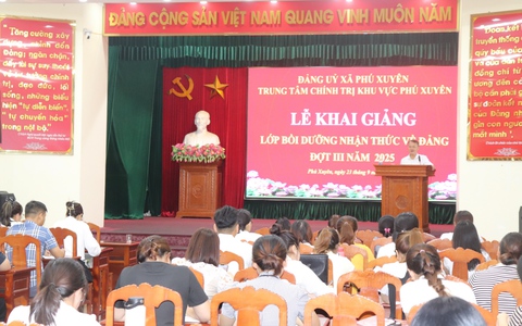 Trung tâm chính trị khu vực Phú Xuyên bồi dưỡng nhận thức về Đảng cho trên 70 quần chúng ưu tú