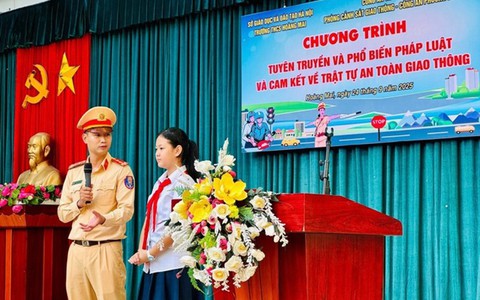 TRƯỜNG THCS HOÀNG MAI TỔ CHỨC TUYÊN TRUYỀN PHÁP LUẬT VÀ AN TOÀN GIAO THÔNG
