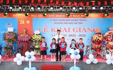 Gần 11 nghìn 500 học sinh Bát Tràng hân hoan bước vào năm học mới 2025 – 2026