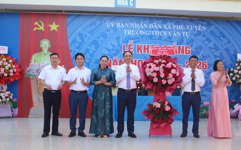 Đồng chí Phó Bí thư Thường trực Đảng ủy dự Lễ khai giảng năm học mới 2025 – 2026 tại trường THCS Văn Tự