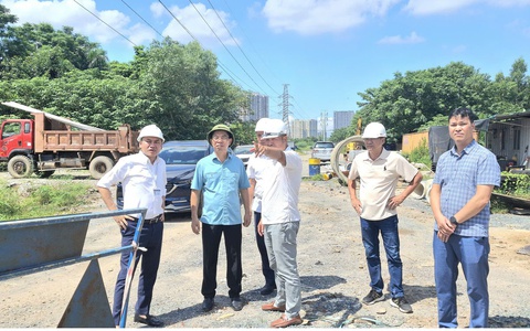 Bí thư Đảng ủy phường Xuân Phương kiểm tra, khảo sát các công trình, dự án quan trọng trên địa bàn Phường.