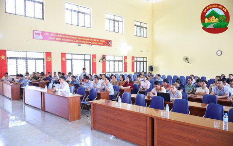 Xã Phú Cát tổ chức Hội nghị tập huấn công tác chuyển đổi số và ra quân hỗ trợ người dân thực hiện các dịch vụ công trực tuyến
