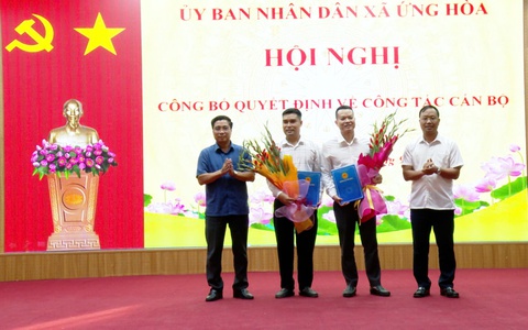 UBND xã Ứng Hoà tổ chức Hội nghị công bố Quyết định về công tác cán bộ.