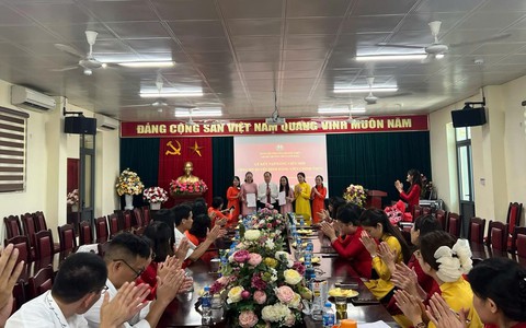 Chi bộ trường THCS Linh Đàm long trọng tổ chức lễ kết nạp đảng viên mới công nhận đảng viên chính thức