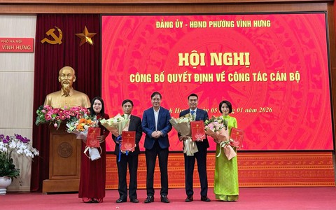 Phường Vĩnh Hưng tổ chức Lễ chào cờ ngày làm việc đầu tiên năm 2026.