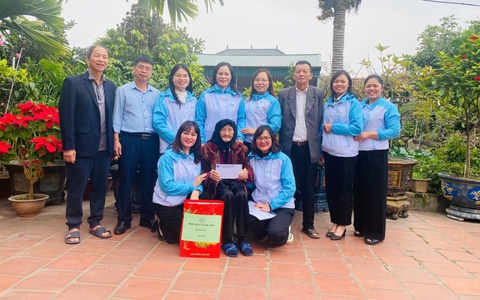 HỘI LHPN XÃ SÓC SƠN TỔ CHỨC THĂM, TẶNG QUÀ NỮ ĐẢNG VIÊN CAO TUỔI ĐẢNG NHÂN KỶ NIỆM 96 NĂM NGÀY THÀNH LẬP ĐẢNG CỘNG SẢN VIỆT NAM VÀ CHÀO MỪNG ĐẠI HỘI ĐẠI BIỂU TOÀN QUỐC LẦN THỨ XIV CỦA ĐẢNG! 