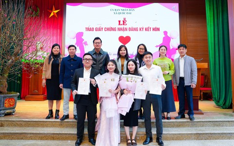 UBND xã Quốc Oai tổ chức Lễ trao Giấy chứng nhận kết hôn trang trọng, ý nghĩa