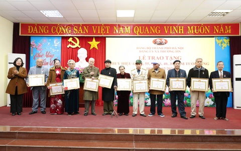 43 đảng viên Đảng bộ xã Thường Tín được trao tặng Huy hiệu Đảng đợt 03/02/2026
