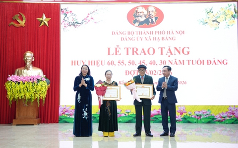 Xã Hạ Bằng: Trao tặng Huy hiệu Đảng đợt 3/2 cho 31 đảng viên