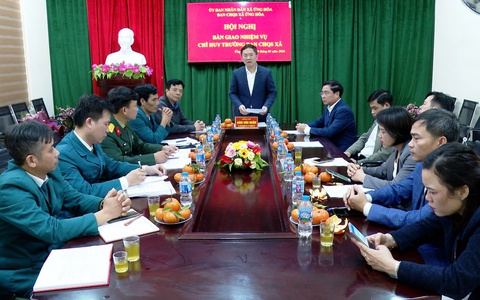 ỨNG HOÀ BÀN GIAO CHỨC TRÁCH, NHIỆM VỤ CHỈ HUY TRƯỞNG BAN CHỈ HUY QUÂN SỰ XÃ