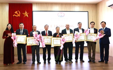 123 đảng viên phường Hồng Hà vinh dự nhận Huy hiệu Đảng đợt 3/2