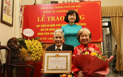 Thường trực Đảng uỷ phường Bồ Đề trao tặng huy hiệu 80 năm tuổi đảng đợt 03/02 tại nhà riêng đảng viên