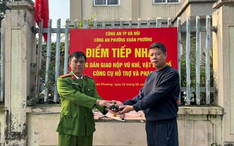 Công an phường Xuân Phương tuyên truyền, vận động người dân thu hồi vũ khí, vật liệu nổ, công cụ hỗ trợ; ký cam kết phòng ngừa vi phạm về pháo trên địa bàn phường. 