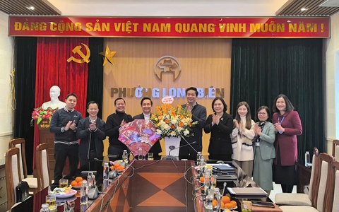 Giáo xứ Tử Đình thăm, chúc Tết UBND phường Long Biên nhân dịp Xuân Bính Ngọ 2026