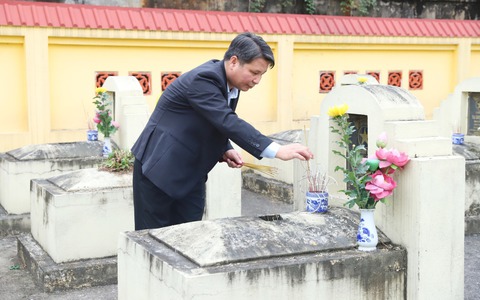 Đồng chí Đặng Hữu Hiệp - Phó bí thư thường trực Đảng ủy xã dâng hương tại nghĩa trang Quất Động